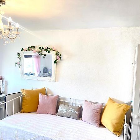 Happy Place With Kitchenette- Female Only London Ngoại thất bức ảnh