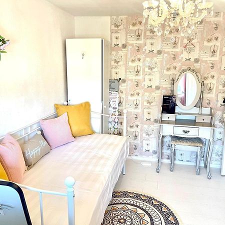 Happy Place With Kitchenette- Female Only London Ngoại thất bức ảnh
