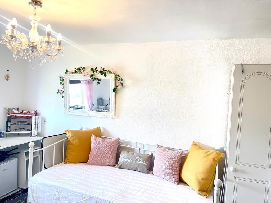 Happy Place With Kitchenette- Female Only London Ngoại thất bức ảnh