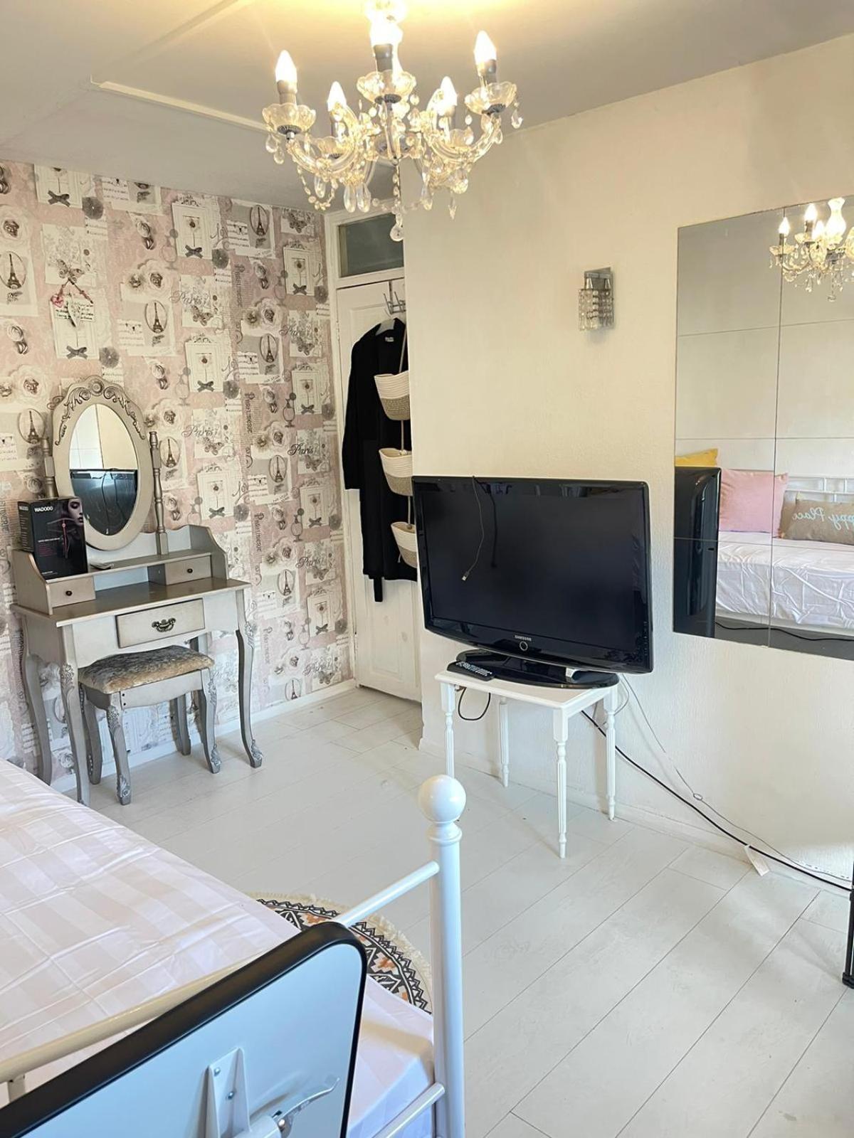 Happy Place With Kitchenette- Female Only London Ngoại thất bức ảnh
