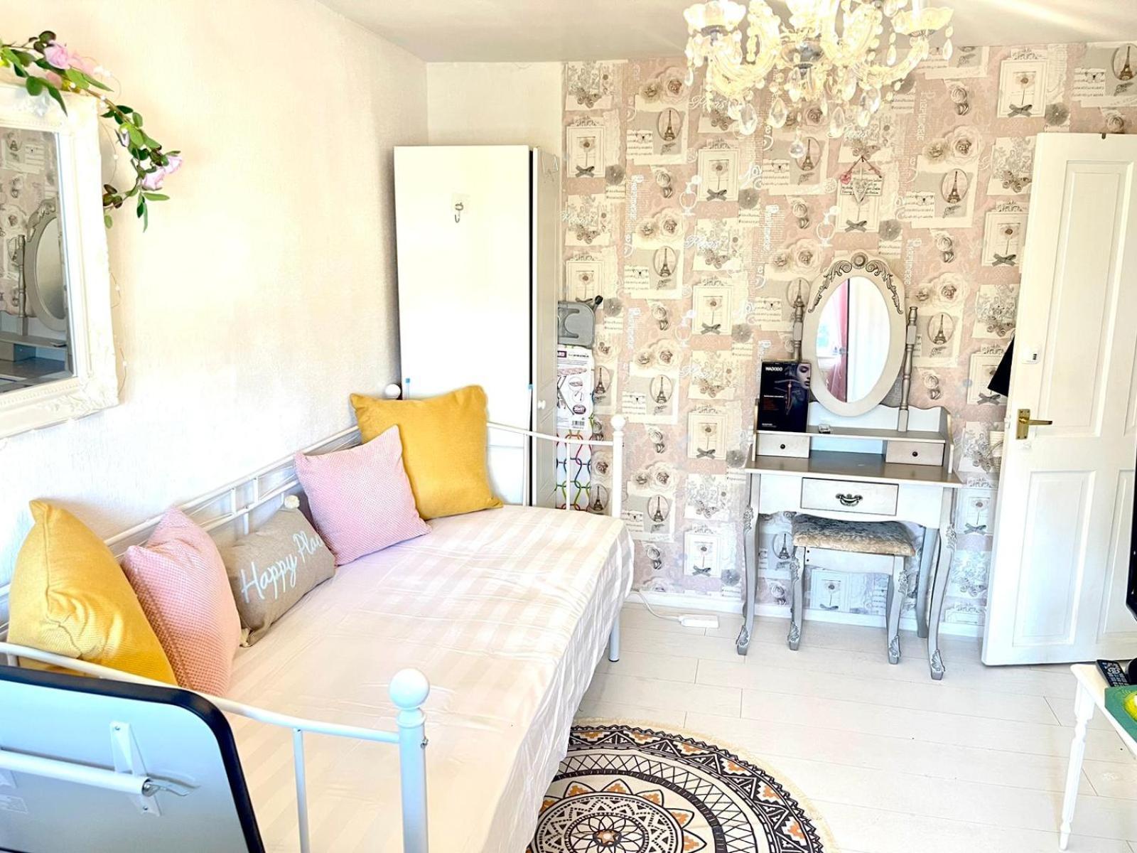 Happy Place With Kitchenette- Female Only London Ngoại thất bức ảnh