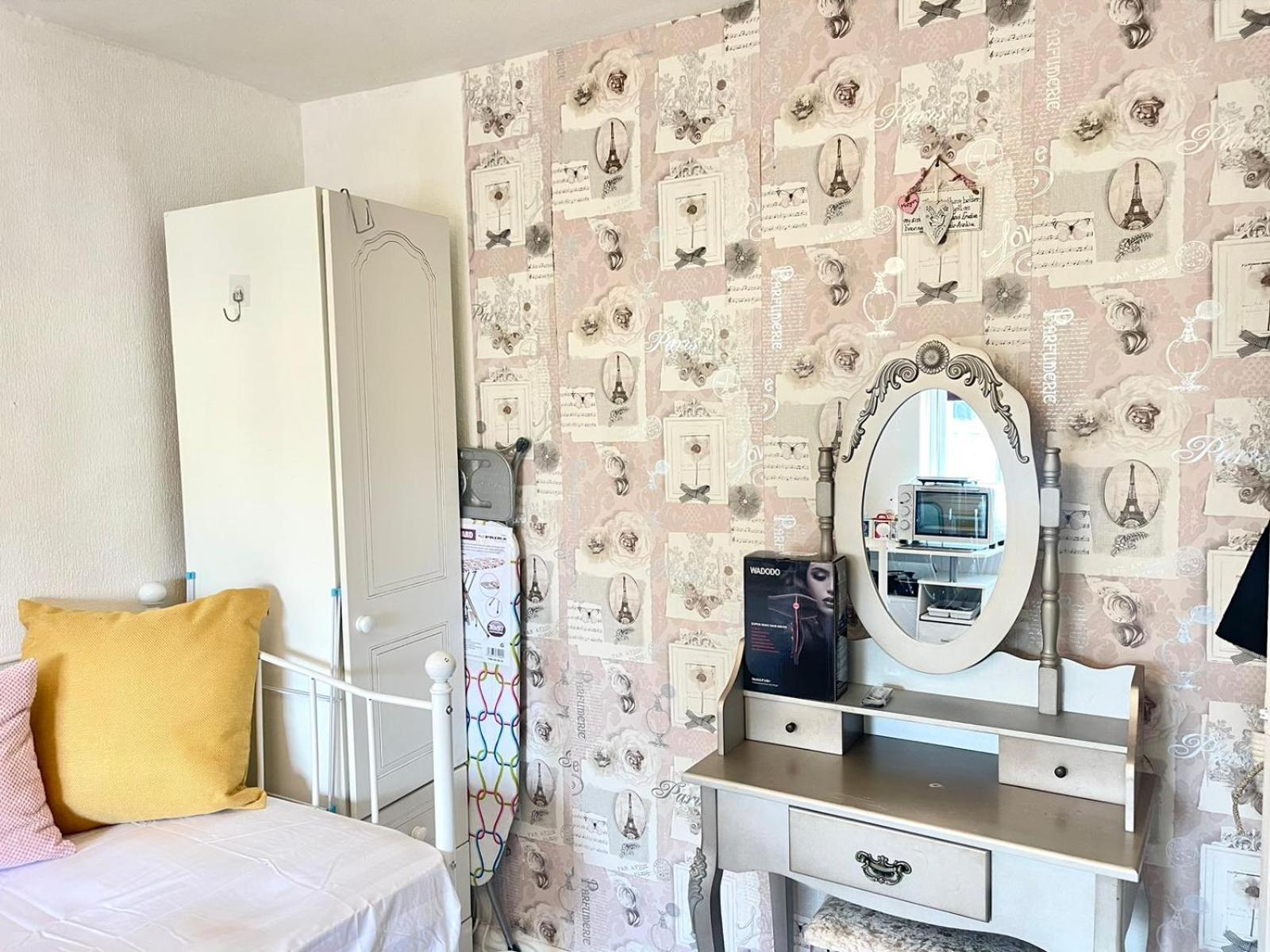 Happy Place With Kitchenette- Female Only London Ngoại thất bức ảnh