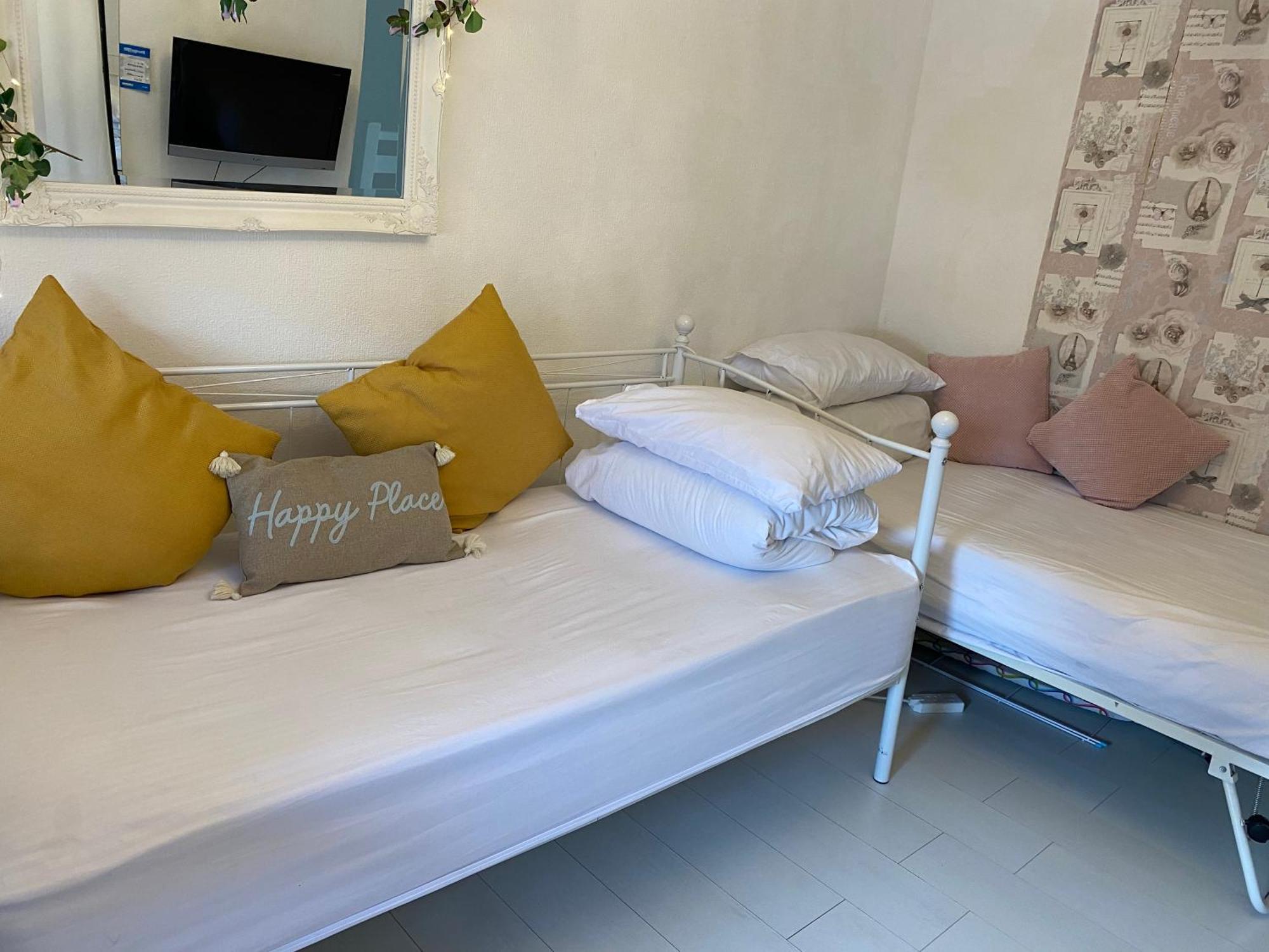 Happy Place With Kitchenette- Female Only Hotel London Ngoại thất bức ảnh